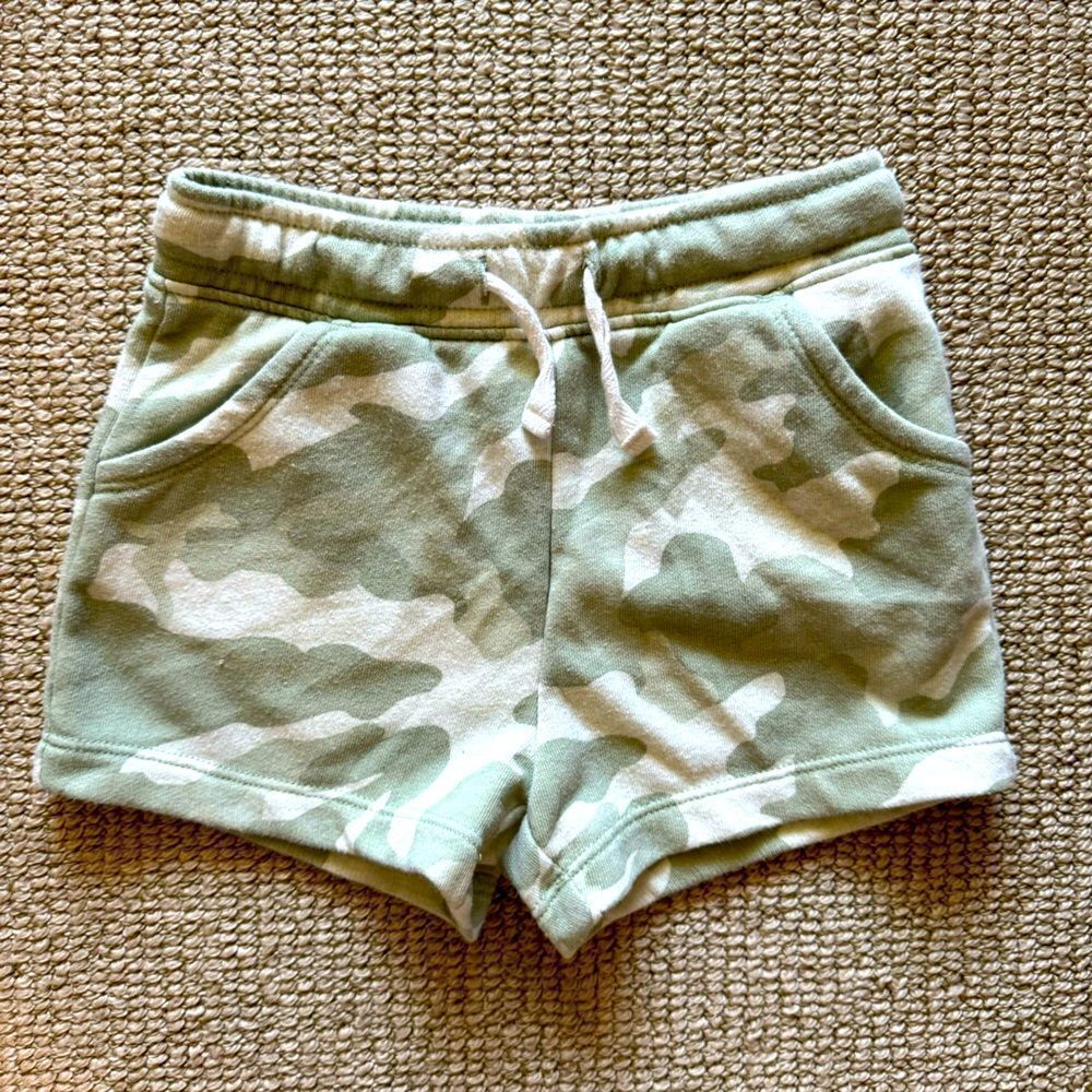 Old Navy 2T light camo functional drawstring shorts with pockets